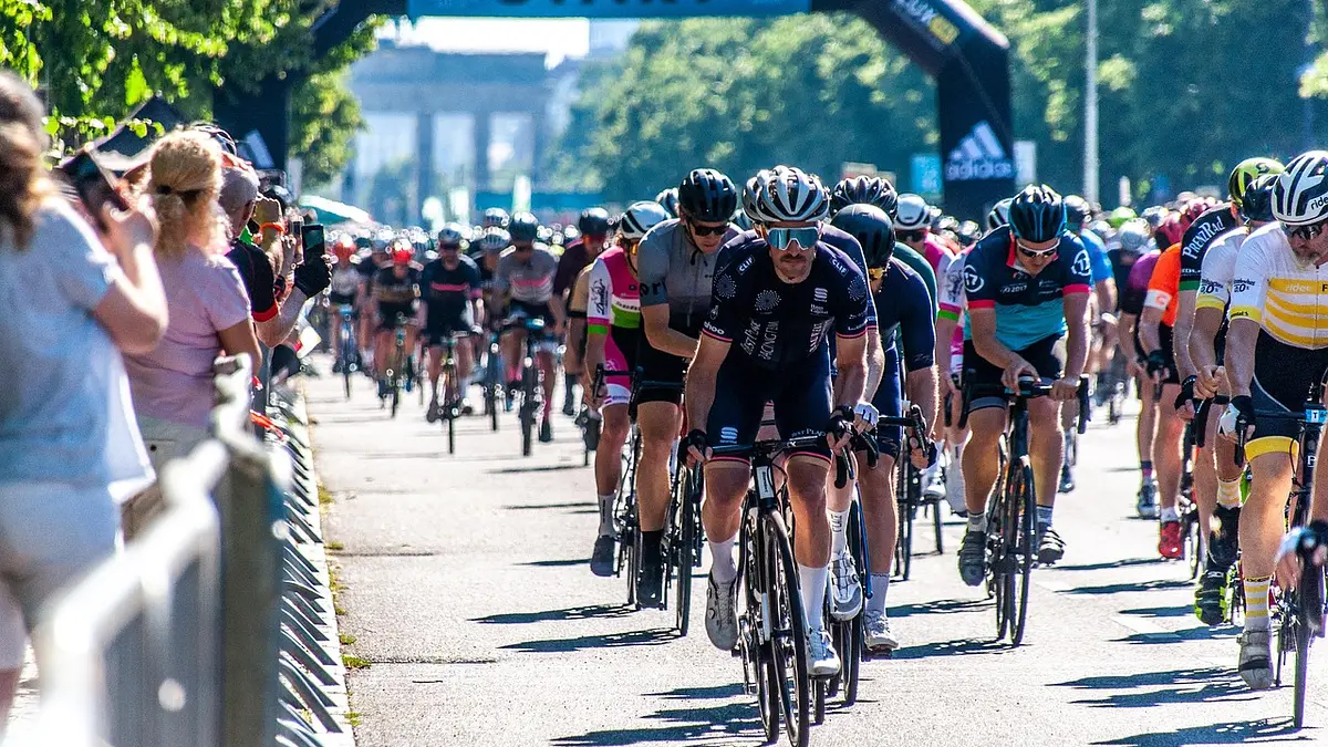 Gdzie oglądać wyścigi kolarskie? Najlepsze platformy sportow