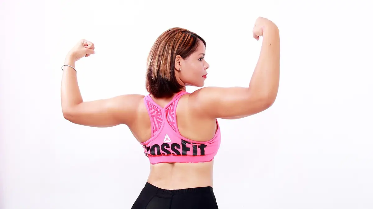 Ćwiczenia na biceps w domu bez sprzętu – 15 skutecznych meto