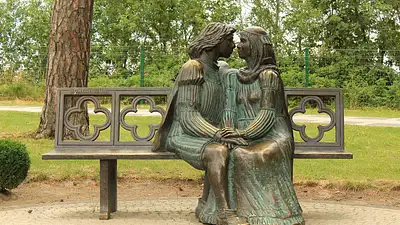 Ćwiczenia na ławeczce płaskiej i skośnej – 20 skutecznych tr