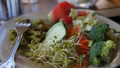 Trening siłowy na diecie wegańskiej – skuteczne budowanie mi