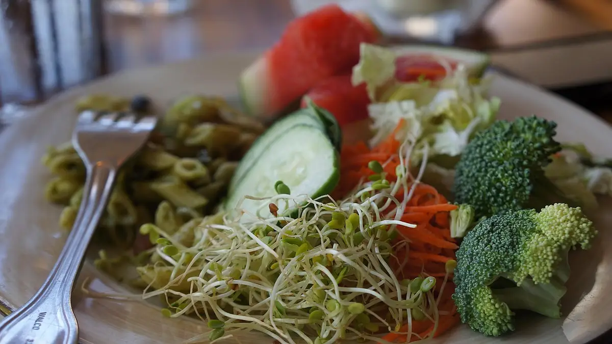 Trening siłowy na diecie wegańskiej – skuteczne budowanie mi