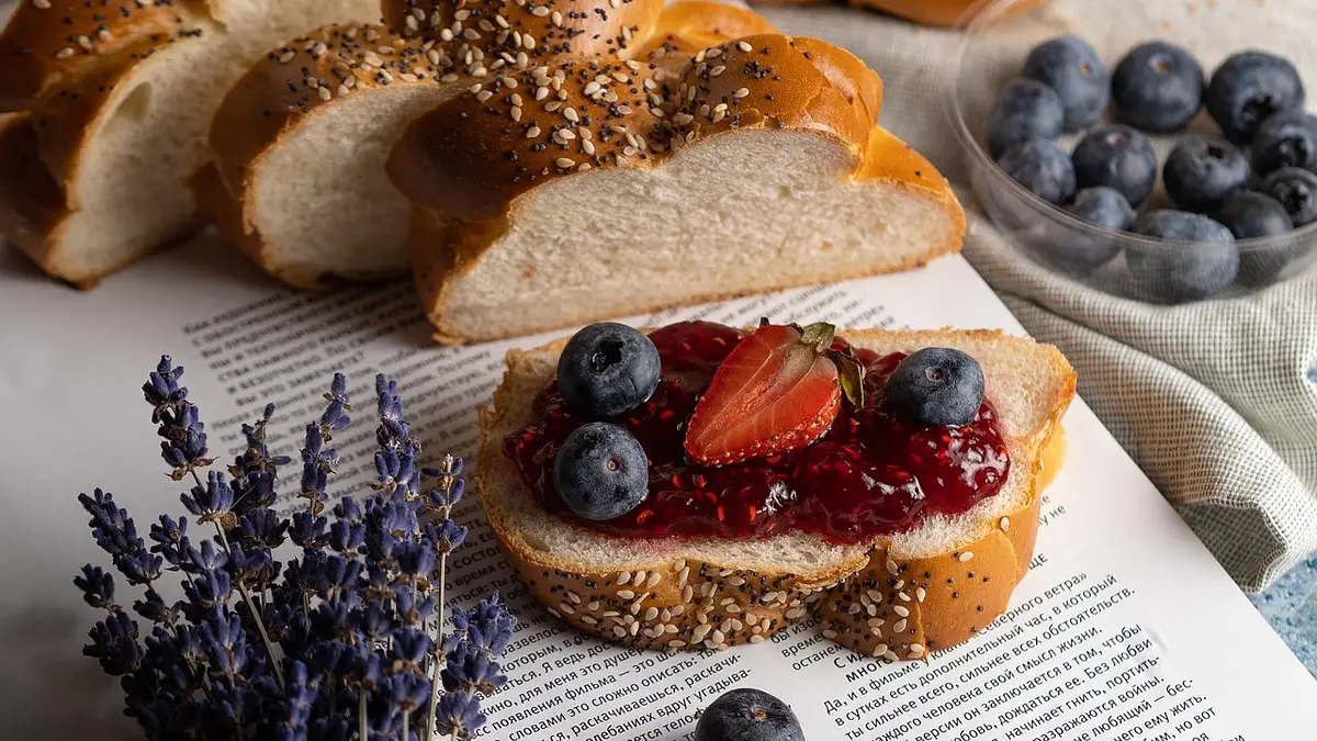 Kalorie w galaretce owocowej i truskawkowej – ile mają kcal?