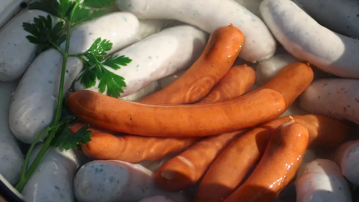 Czy parówki tuczą? Kalorie, wartości i dieta 2025