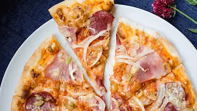 Ile kalorii ma pizza? Wartości odżywcze i porady