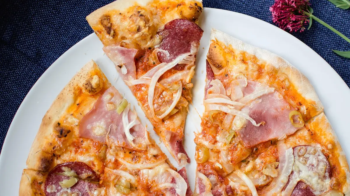 Ile kalorii ma pizza? Wartości odżywcze i porady