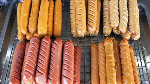 Ile kalorii mają parówki? Kaloryczność i wartości odżywcze