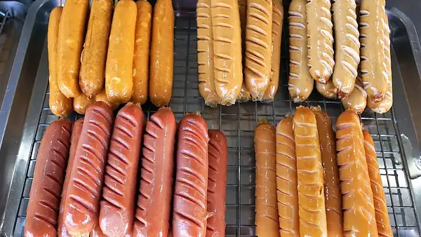 Ile kalorii mają parówki? Kaloryczność i wartości odżywcze