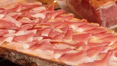 Kalorie w szynce – porównanie i wybór zdrowych opcji