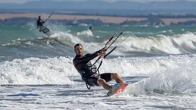 Nauka kitesurfingu – etapy, sprzęt i porady dla początkujący
