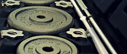 Rumuński martwy ciąg: jak wykonać i korzyści