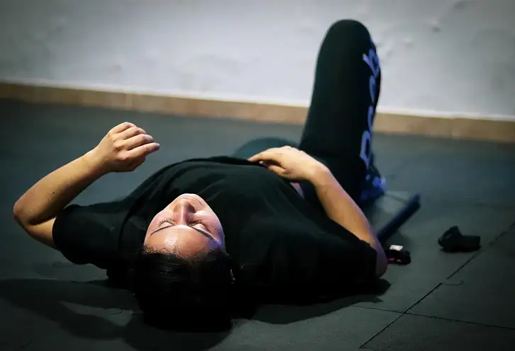 Trening w domu bez sprzętu – skuteczny sposób na kalorie