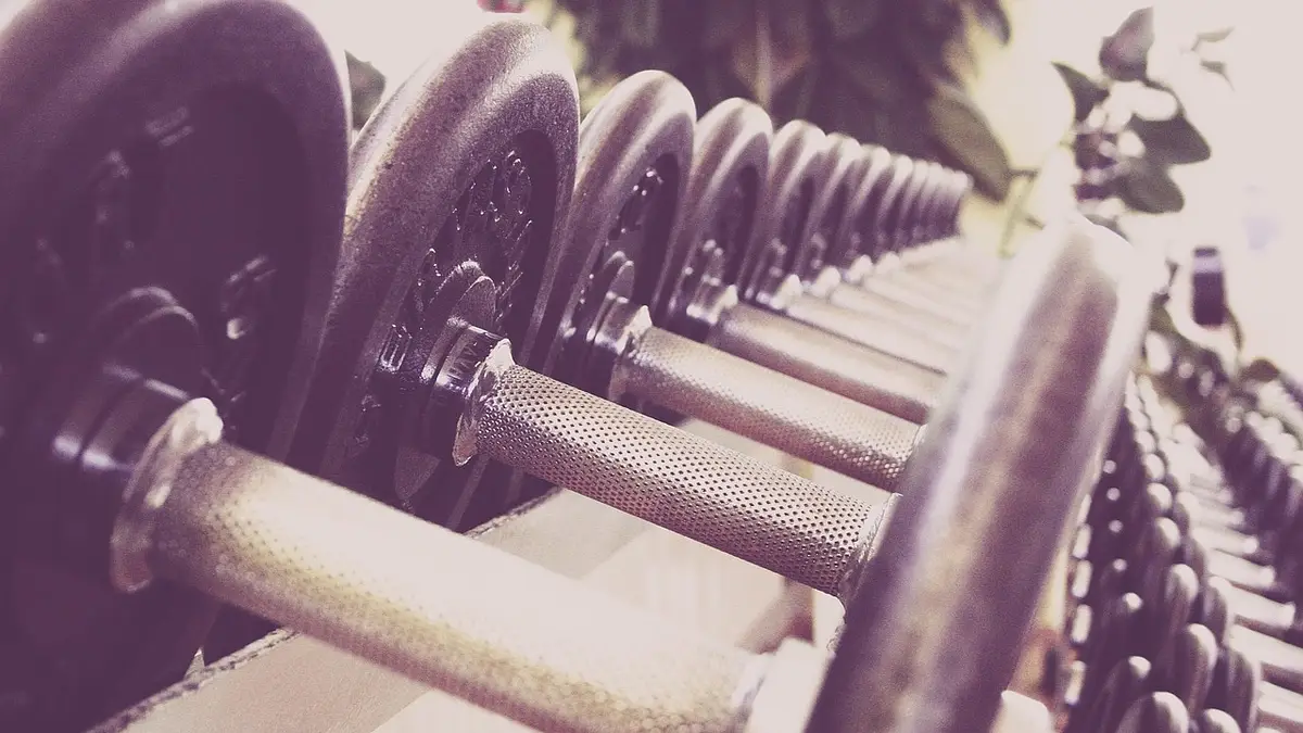 20 skutecznych ćwiczeń na ramiona – trening i dieta